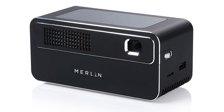 ویدئو پروژکتور پرتابل Merlin مدل HDP300 با بدنه‌ی تماما سیاه شبیه به رادیوهای قدیمی