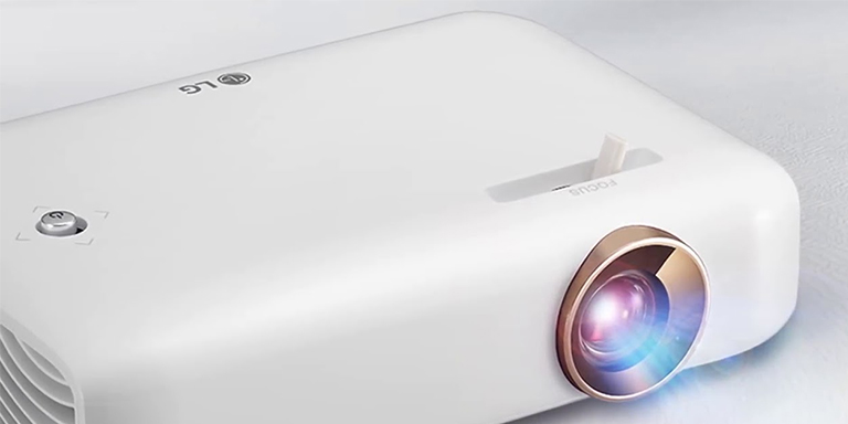 ویدئو پروژکتور ال جی مدل LG Minibeam PH550 با بدنه‌ی تماما سفید و ساختاری زیبا