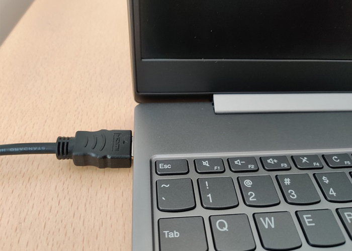 کابل HDMI بهترین گزینه برای اتصال ویدئو پروژکتور به لپ تاپ