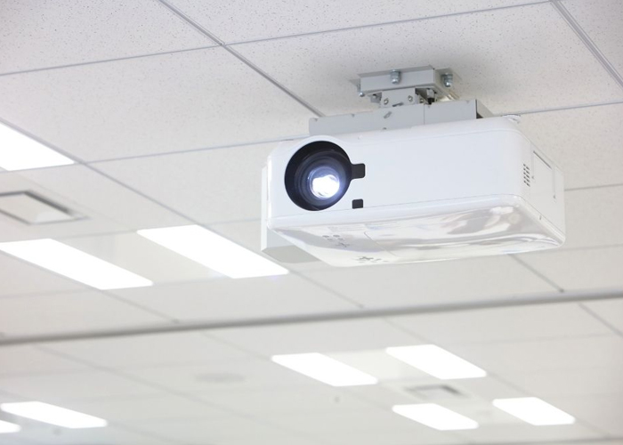 آموزش نصب ویدئو پروژکتور به سقف: کابل‌ها را به ویدئو پروژکتور متصل کرده و تنظیمات تصویر آن را انجام دهید