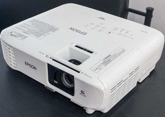  ویدئو پروژکتور اپسون Epson Home Cinema 880 با میزان رزولوشن 1080p برای اتصال به کنسول گیم مناسب است