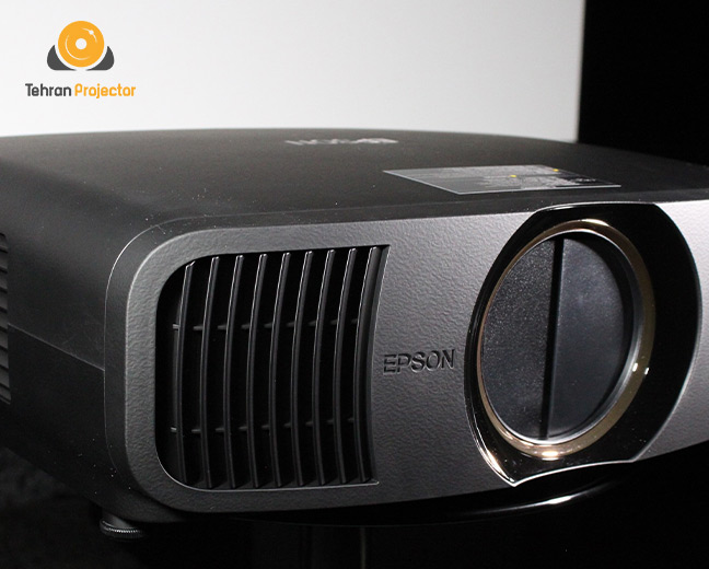 Epson QB1000 بهترینپروژکتور 4K برای تماشای ورزش 2025