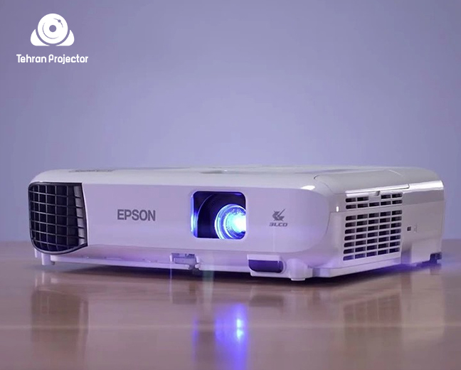 آشنایی با پروژکتور کلاسی Epson EB-E01