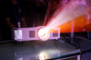 تفاوت ویدئو پروژکتور LED و DLP: راهنمای کامل انتخاب پروژکتور مناسب